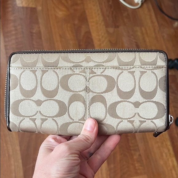 Vintage Coach Beige and Dark Brown Zip Wallet - Picture 3 of 16